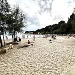 Firule Beach Apartment-Two Bedroom Urban Chic-Prime Location-Walk To Beach-Free Parking