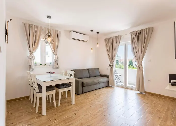 Firule Beach Apartment-Two Bedroom Urban Chic-Prime Location-Walk To Beach-Free Parking