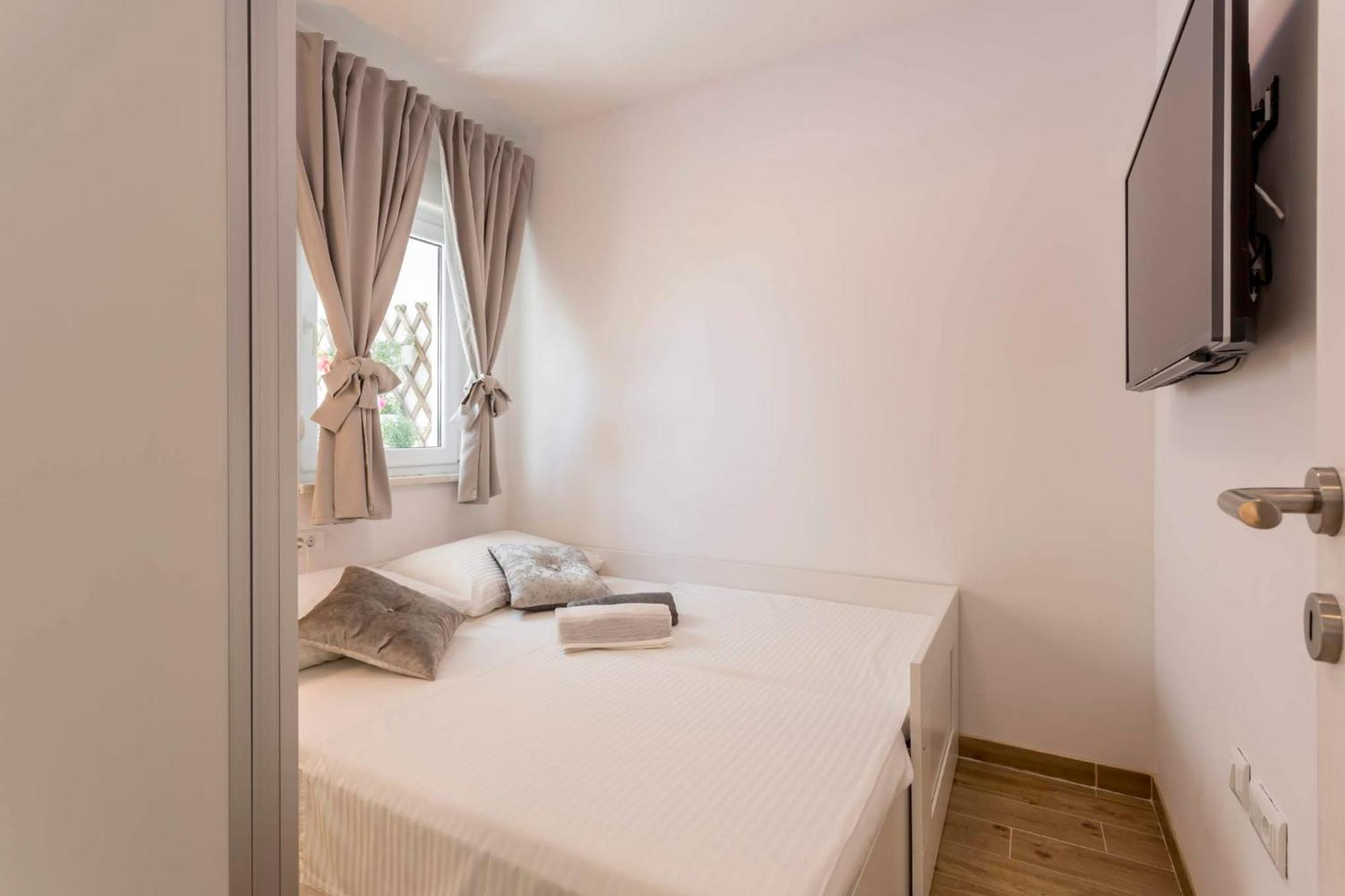 Firule Apartment-two Bedroom Urban Chic-prime Location-walk To Beach-free Parking *