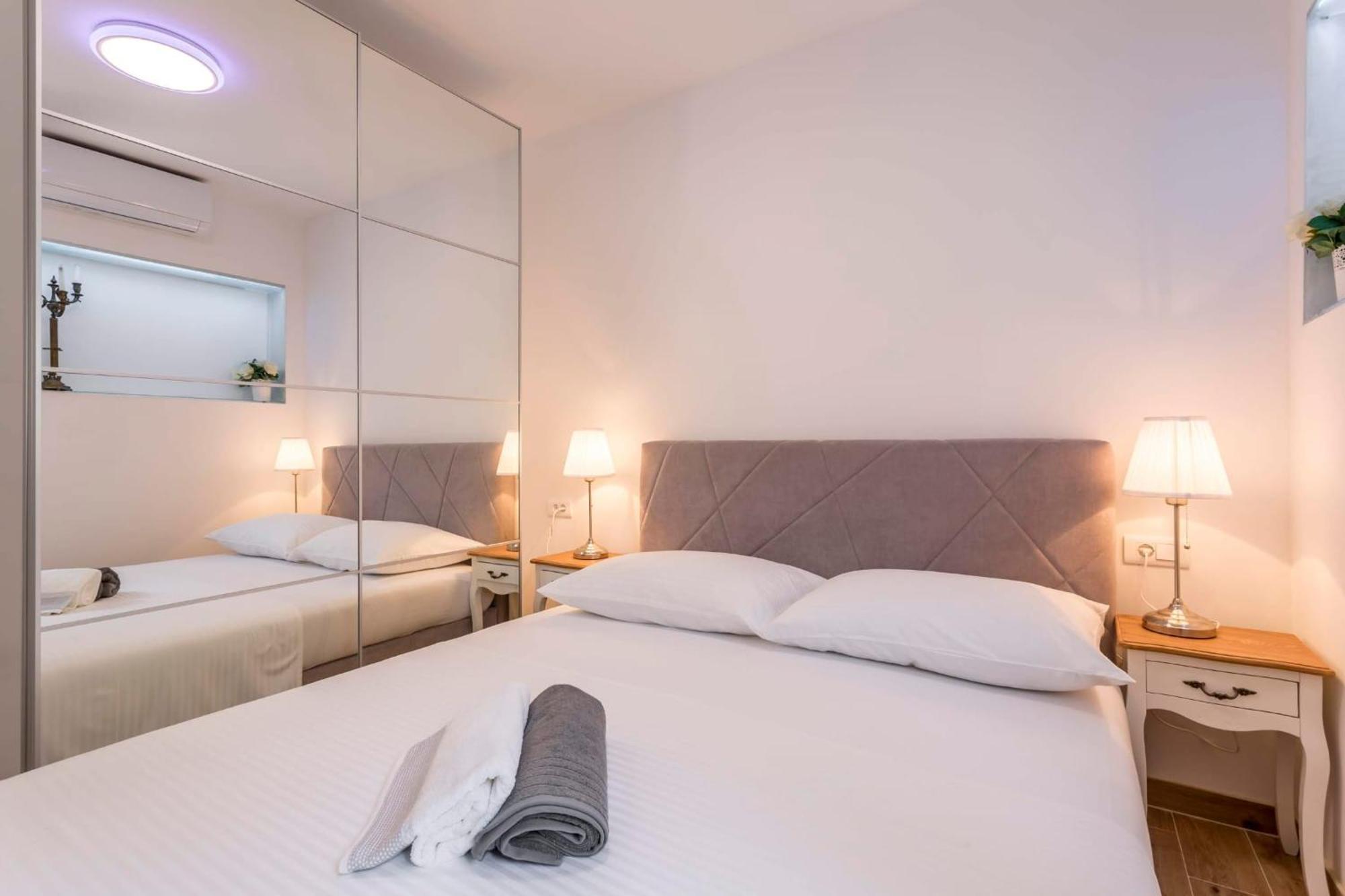 Apartment Firule Apartment-two Bedroom Urban Chic-prime Location-walk To Beach-free Parking *