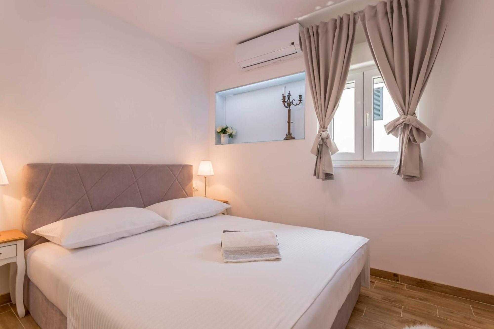 Firule Apartment-two Bedroom Urban Chic-prime Location-walk To Beach-free Parking * Split