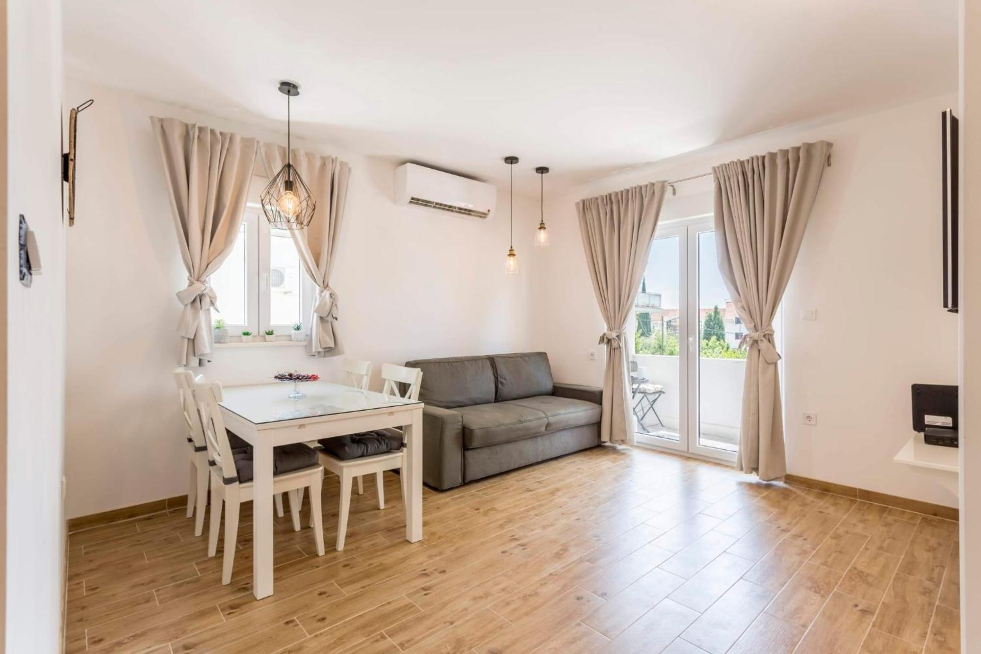 Firule Apartment-two Bedroom Urban Chic-prime Location-walk To Beach-free Parking Split