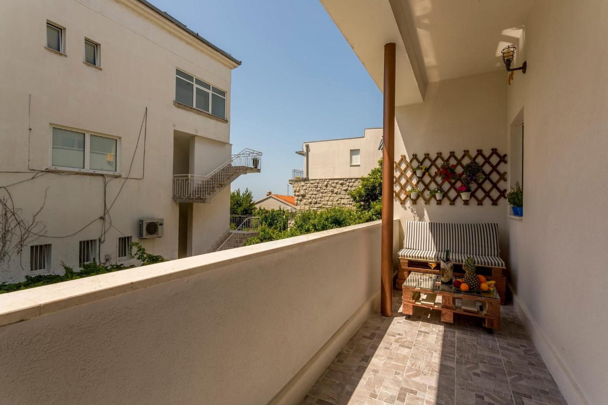 Firule Apartment-two Bedroom Urban Chic-prime Location-walk To Beach-free Parking Apartment